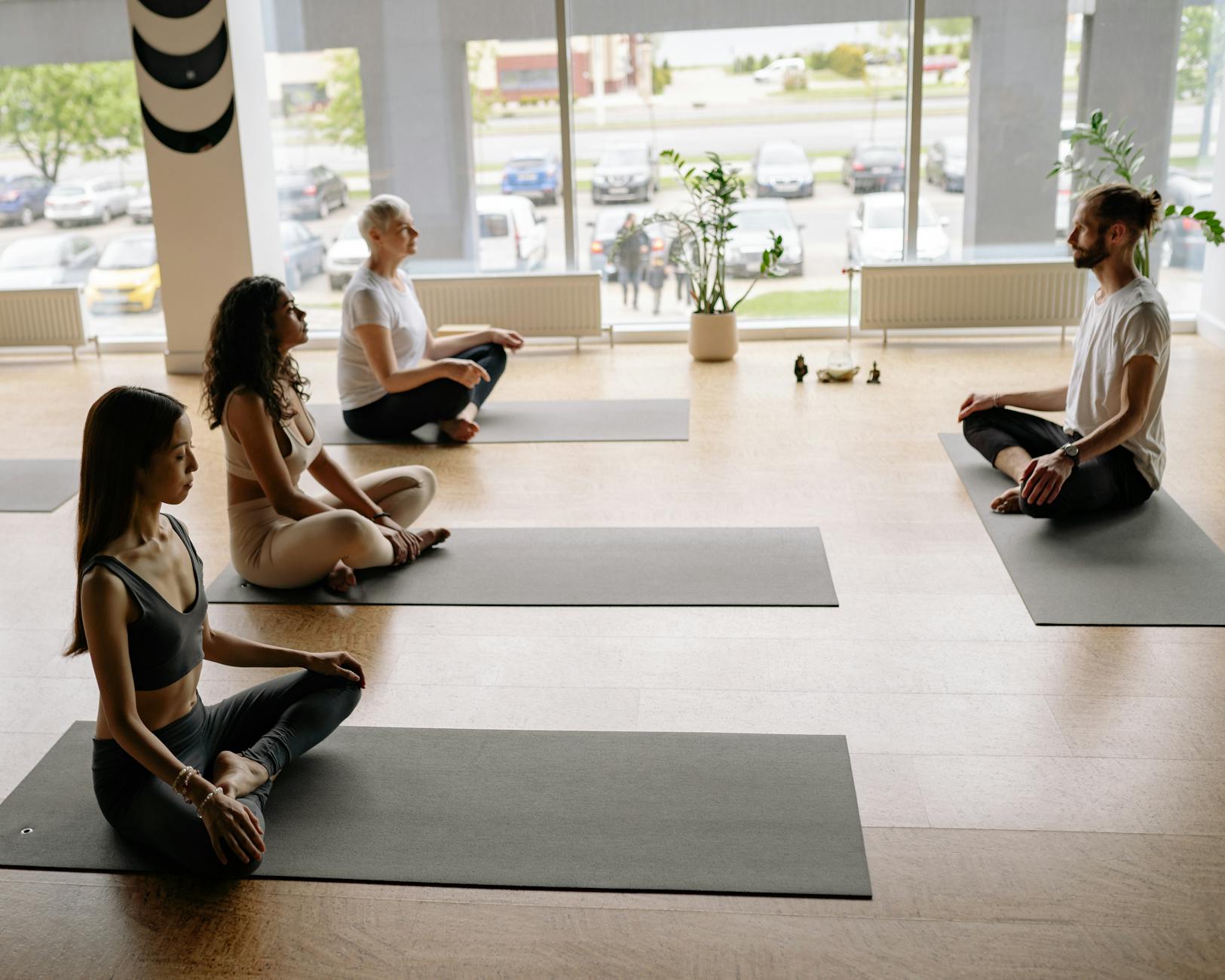 Menschen bei einer geführten Meditation im Yoga Studio Zen